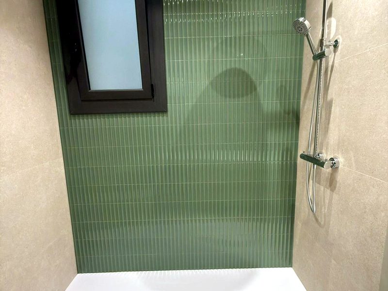 Dutxa d'obra amb rajola verda estriada — Barcelona