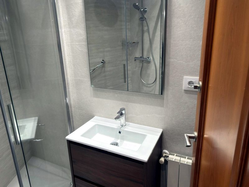 Bany amb vanity de noguera i mirall LED integrat — Barcelona