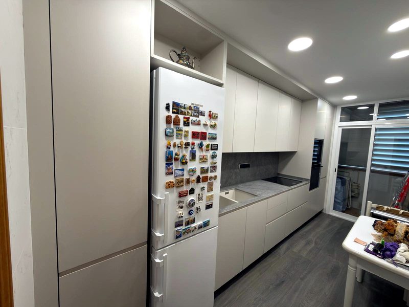 Cuina blanca a mida amb encimera grisa — Barcelona