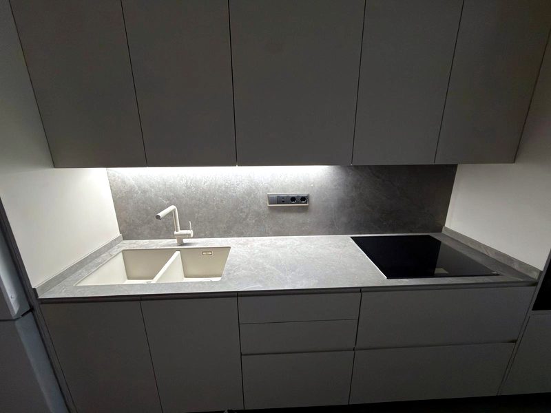 Cuina minimalista amb placa d'inducció — Barcelona