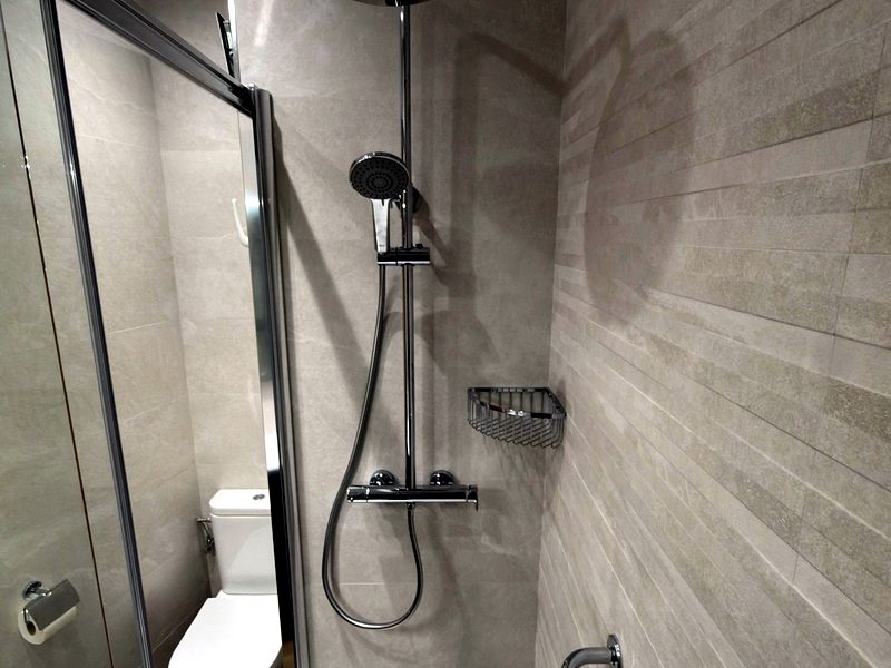 Dutxa amb columna cromada i pedra natural — Barcelona