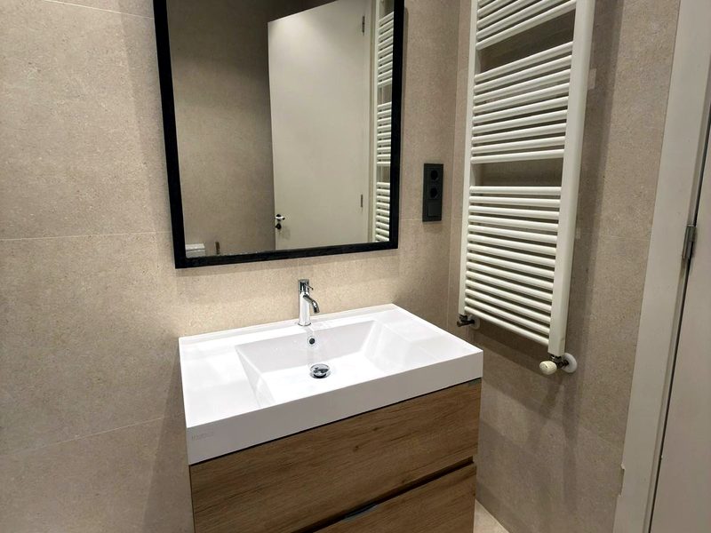 Bany amb vanity de roure i eixugatovalloles — Barcelona