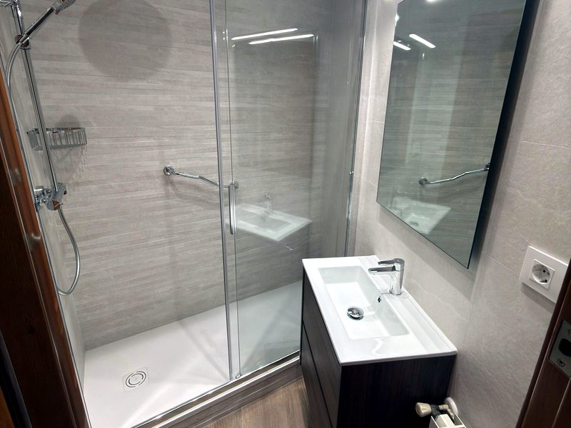 Bany amb dutxa de cristall i mirall LED — Barcelona